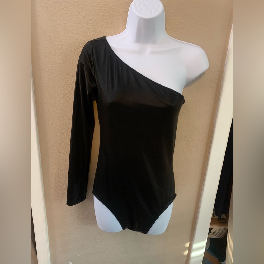 One-shoulder black top